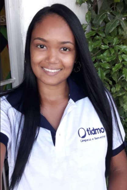 Embaixadora da Tidmo usando o uniforme da empresa